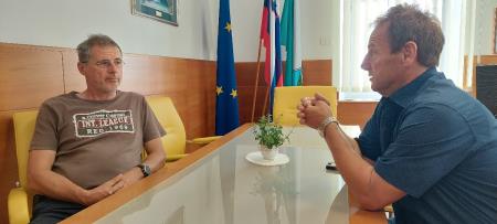 JAMARJI AKTIVNO PRENAVLJAJO KOČO PETRA SKALARJA